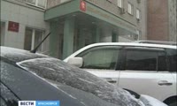 Возле поликлиники в центре Красноярска невозможно припарковаться