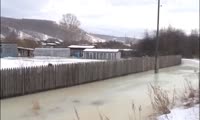 Талая вода подтопила дома в Красноярске