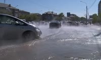 Первое видео с места порыва на ул. Партизана Железняка