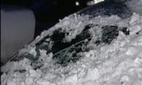 Упавший с крыши торгового центра снег разбил три автомобиля