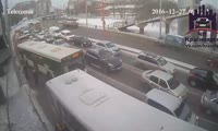 В Красноярске подрались водители маршруток. Запись с камеры наружного наблюдения