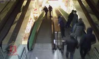 Видео с камеры наружного наблюдения в гипермаркете. Одного из них потерпевший опознал