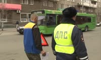 В центре Красноярска женщина на пешеходном переходе попала под колеса автобуса