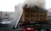 Пожарные заливают горящую крышу