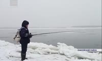 Рыбак спас девочку с оторвавшейся от берега льдины 