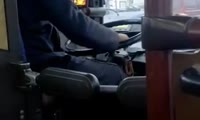 Водитель автобуса играет в планшет 