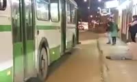 Пассажира высаживают из автобуса