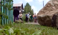 Под Красноярском дачникам перекрыли проезд к участкам камнями