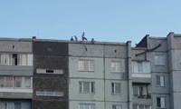 На ул. Воронова дети играли на крыше