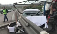 В Красноярске на улице Игарской водитель протаранил ограждение
