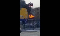 Возле Ленты на заводе КрасФарма горит мусор