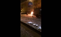 Около здания полиции горит автомобиль