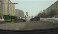 Водитель проезжает перекресток на красный сигнал светофора