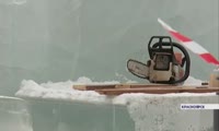 На озерах Красноярска заготавливают лед для новогодних фигур