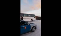 В Красноярске полицейские остановили третий неисправный автобус в Бишкек