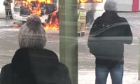 В Красноярске на Предмостной площади сгорел автобус