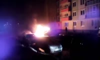 Пожарные тушат горящую на парковке машину
