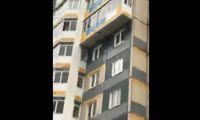 Мужчина упал с 10 этажа жилого дома