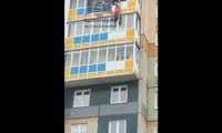 Мужчина выпал из окна дома на ул. Алексеева