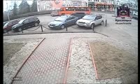 Авария автобуса и иномарки на улице Ленина  попала в объектив камер наблюдения