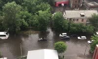 Как всегда после дождя затопило улицы центра Красноярска. Машины почти плывут через огромную лужу.