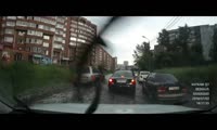 На улице Шумяцкого после ливня заглохли сразу три машины