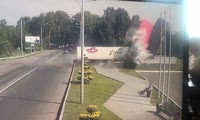 В Новокузнецке водитель фуры врезался в стелу на въезде в город