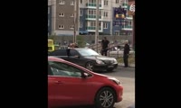 Мужчину увозят с парковки от магазина на ул. Мартынова