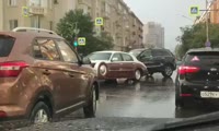 В центре Красноярска кроссовер врезался в необычный автомобиль