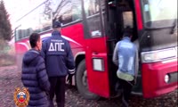 В Иланском районе задержали автобус на разных колесах, полный иностранцев