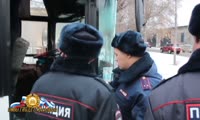 Полицейские проверяют автобус, который собирался уехать в Киргизию