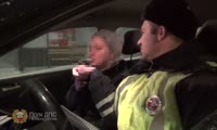 В Красноярске сотрудники ГИБДД задержали нетрезвую автомобилистку, перевозившую двоих детей