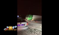 Оказание помощи водителю грузовика, застрявшему в снегу 