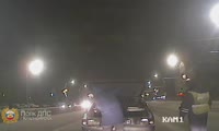 Полицейские в Красноярске оказали помощь водителю, у которого в мороз спустило колесо