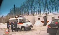 В Красноярском крае автоинспекторы помогли женщине, нуждающейся в экстренной медицинской помощи