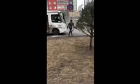 В Покровском водитель иномарки с битой разбил стекло автобуса