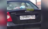 В Красноярске мать прокатила ребенка на задней полке в автомобиле