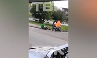 Инвалид-колясочник молотком разбивает бордюры, чтобы попасть с дороги на тротуар. 