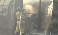 Пожарные заканчивают тушение ангара с фанерой