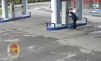 Видео с камеры наблюдения на заправке, где поджигатель с улицы Аральская купил бензин