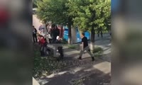 В Красноярске около магазина Магнит парня избивают дубинками