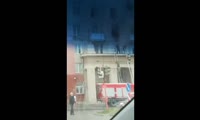 Люди ждут эвакуации из горящего дома на проспекте имени газеты Красноярский рабочий