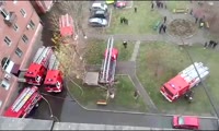 Пожарные работают на горящем доме на правобережье Красноярска