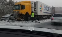 На дороге Ачинск-Красноярск столкнулись две фуры и легковой автомобиль