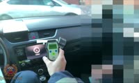 Дорожные полицейские в Ачинске задержали нетрезвого водителя, перевозившего ребенка