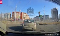 В Советском районе Красноярска скорая перевернулась после столкновения с машинами