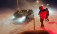 В Норильске полиция в метель помогает автомобилистам