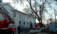 На правом берегу Красноярска рано утром 12 апреля загорелся корпус краевого наркологического диспансера на улице Пархоменко, 2