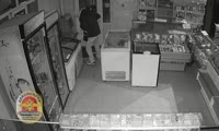 Камера записала момент кражи из магазина