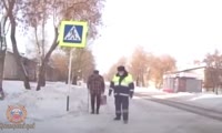 В Красноярском крае полицейские помогли пожилому мужчине добраться до дома